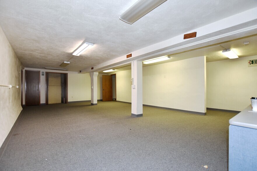 More Photos Of 100 Oak Ave, Eaton Bank For Sale