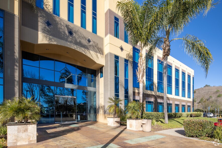 More Photos Of 1 Spectrum Pointe Dr, Lake Forest Office For Lease