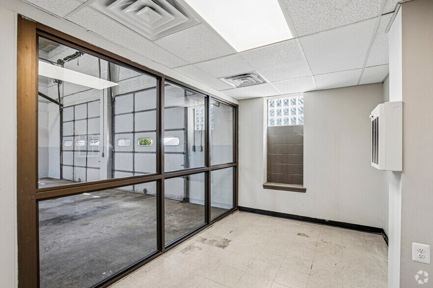 More Photos Of 2207 Saint James Church Rd, Wilmington Auto Repair For Lease