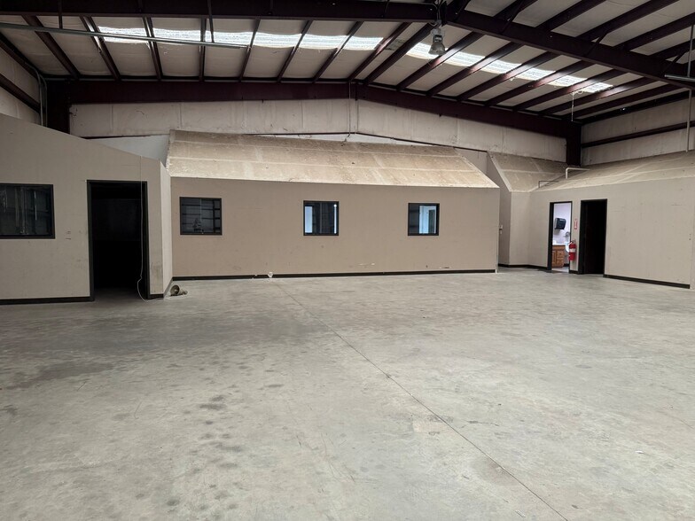 More Photos Of 15060 West Dr, Houston Manufacturing For Sale