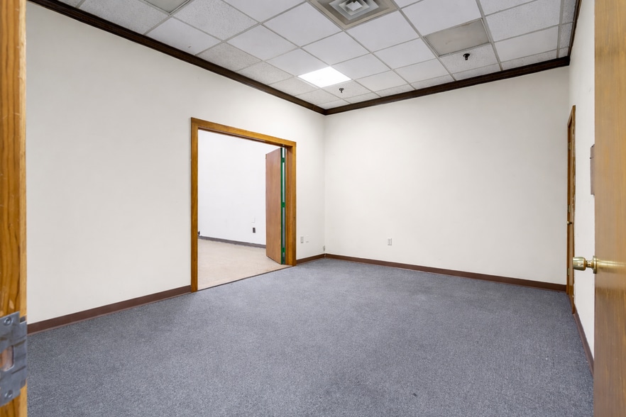 More Photos Of 464-468 Essex St @ Hampshire st, Lawrence Office For Sale