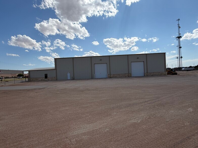 More Photos Of 2821 E Pearl St, Odessa Warehouse For Lease