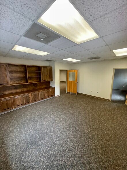 More Photos Of 12 N Washington St, Winchester Specialty For Sale