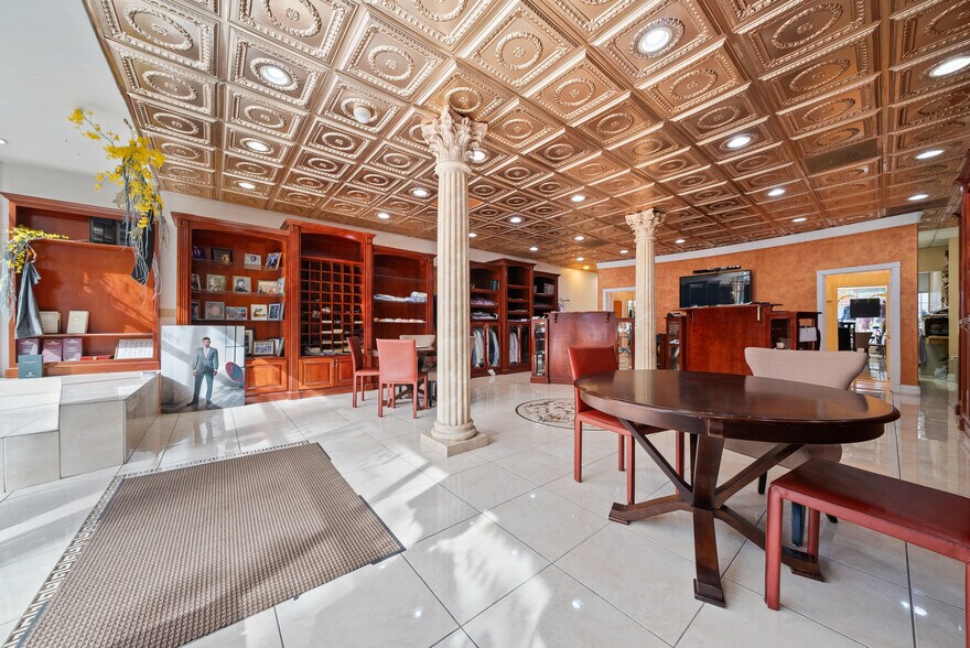 More Photos Of 12437 Ventura Blvd, Studio City Storefront For Lease