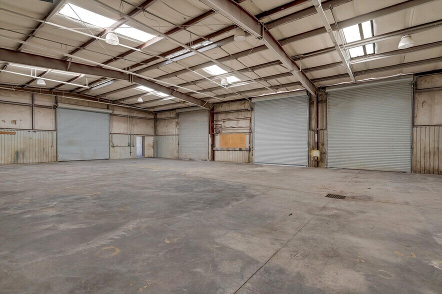 More Photos Of 2925 E Ganley Rd, Tucson Warehouse For Lease