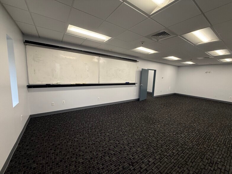 More Photos Of 182 Commerce St, East Haven Manufacturing For Lease