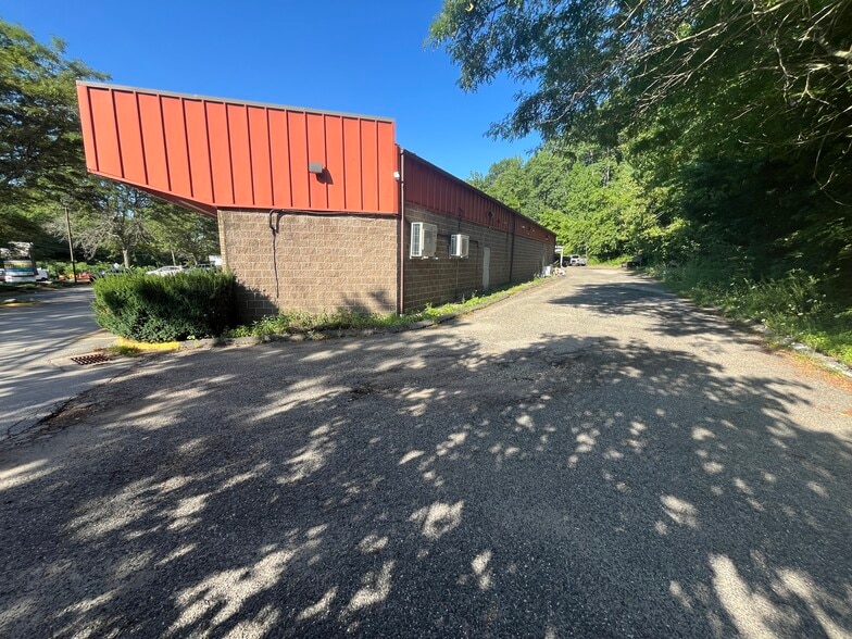 More Photos Of 709 Winsted Rd, Torrington Storefront For Lease