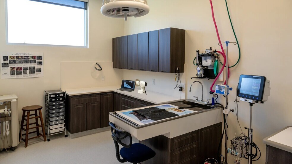 More Photos Of 2020 N Kelly Ave, Edmond Veterinarian Kennel For Sale