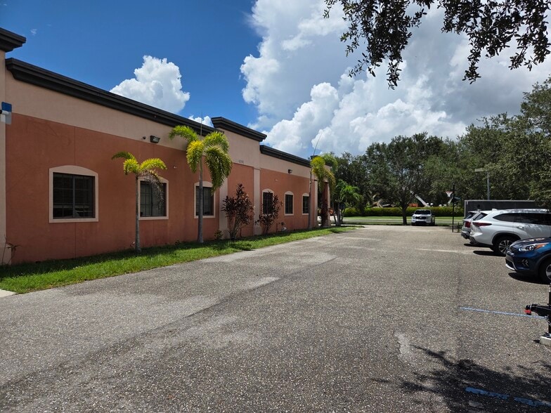 More Photos Of 6391 Corporate Park Cir, Fort Myers Research And Development For Lease