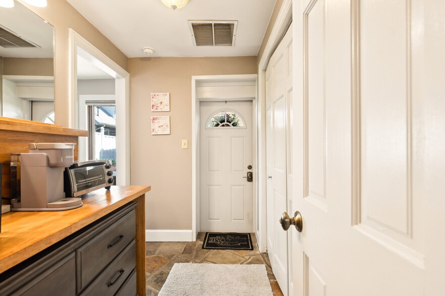 More Photos Of 301 Meyers Ave, Meyersdale Hotel For Sale