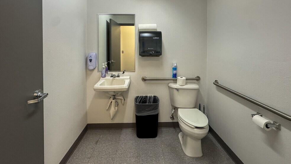 More Photos Of 8550 Boeing Dr, El Paso Office For Lease