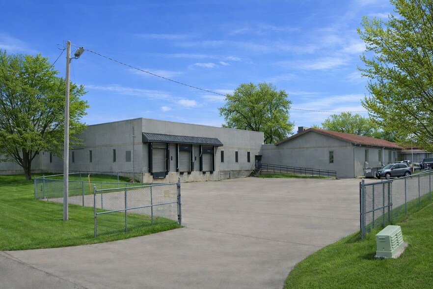 More Photos Of 1017 E 7th St N, Newton Office For Sale