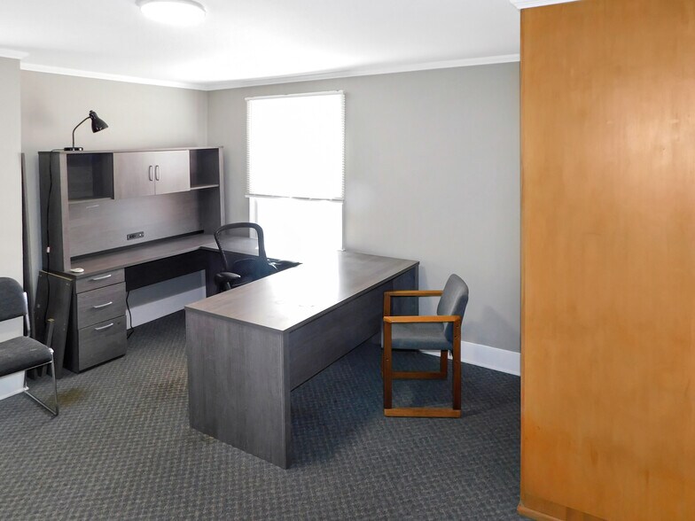 More Photos Of 122 E Main St, Rockton Office For Lease