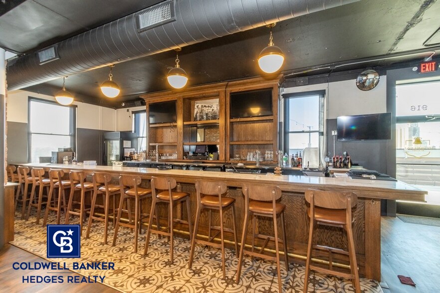 More Photos Of 916 W 9th St, Vinton Specialty For Sale