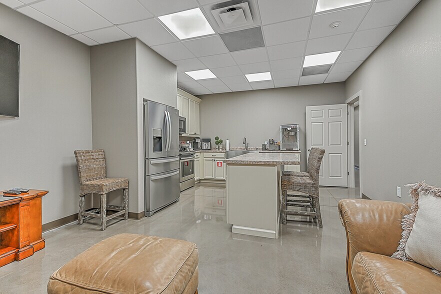 More Photos Of 317 Bluff City Hwy, Bristol Flex For Sale
