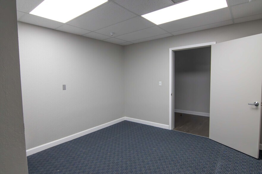 More Photos Of 2600 118th Ave N, Saint Petersburg Light Distribution For Lease