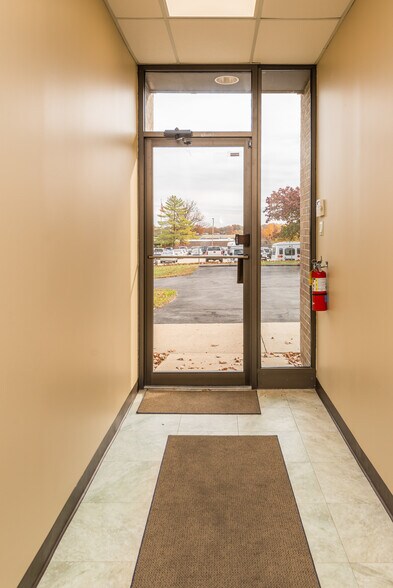 More Photos Of 1423 Randy Ln, Jefferson City Office For Sale