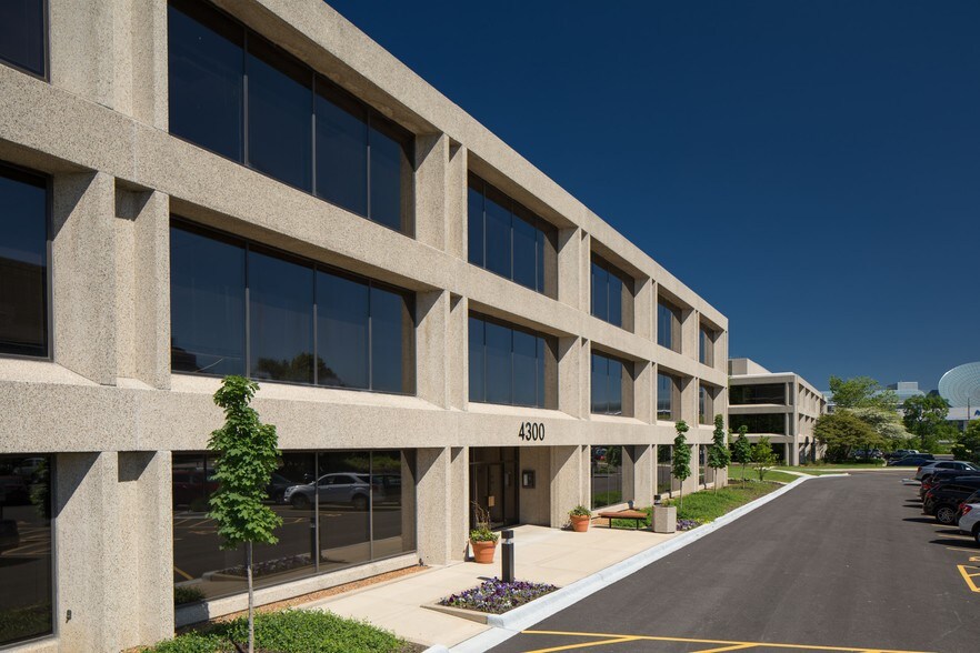 More Photos Of 4300 Commerce Ct, Lisle Office For Lease