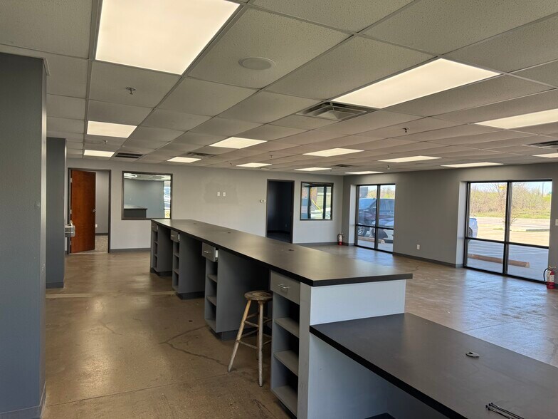 More Photos Of 8305 Springdale Rd, Austin Showroom For Sale