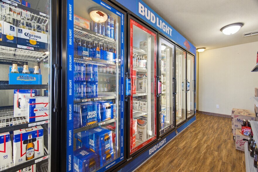 More Photos Of 809 Lester Ln, Rogers General Retail For Sale