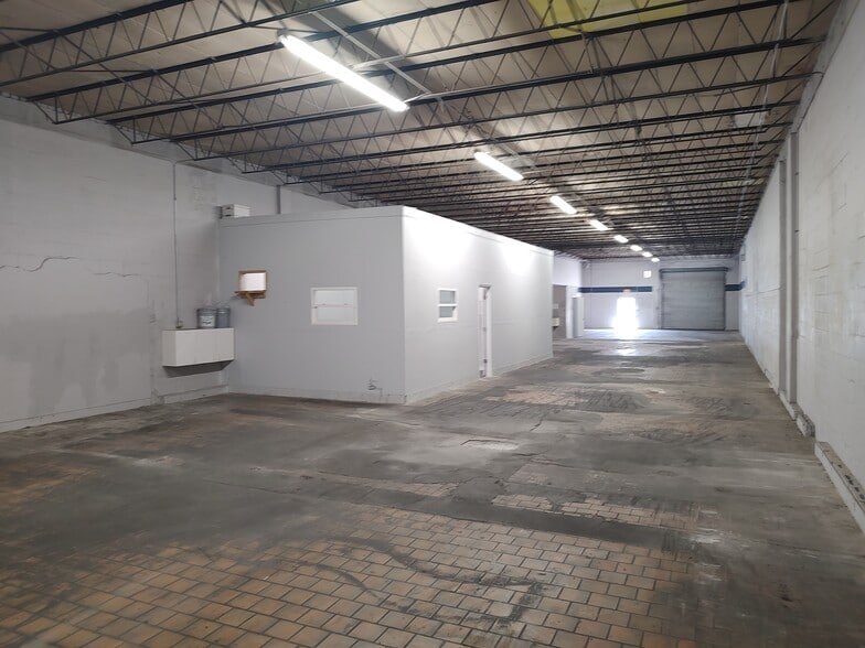 More Photos Of 2700 23rd St N, Saint Petersburg Warehouse For Lease