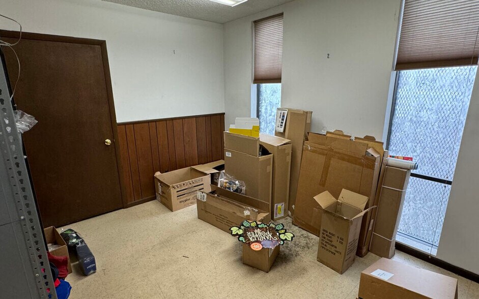 More Photos Of 425 N Broadway Ave, Riverton Light Distribution For Sale