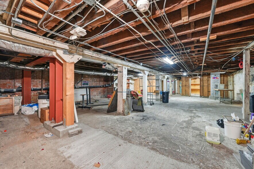 More Photos Of 1037 Valencia St, San Francisco General Retail For Lease