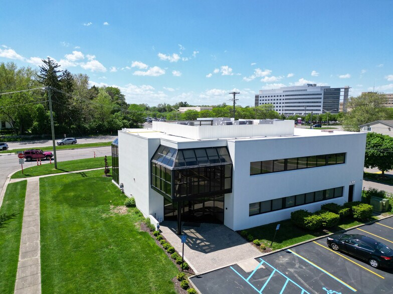 More Photos Of 44060 Woodward Ave, Bloomfield Hills Medical For Lease