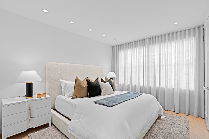 More Photos Of 255 Royal Poinciana Way, Palm Beach Storefront Retail Residential For Sale