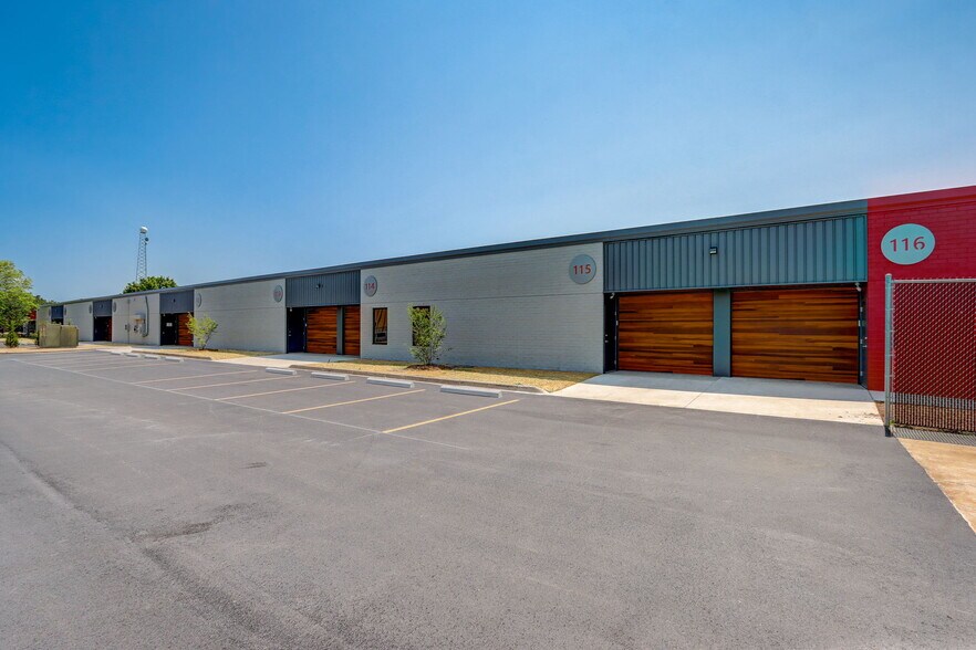 More Photos Of 8949 N Deerbrook Trl, Brown Deer Flex For Lease