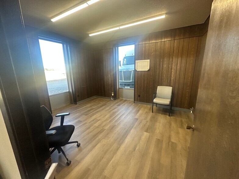 More Photos Of 2301 Memorial Hwy, Council Bluffs Warehouse For Lease