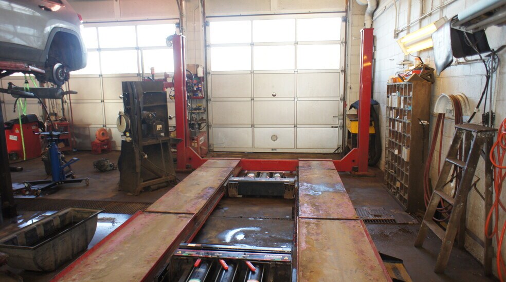 More Photos Of 9145 156 St NW, Edmonton Auto Repair For Sale