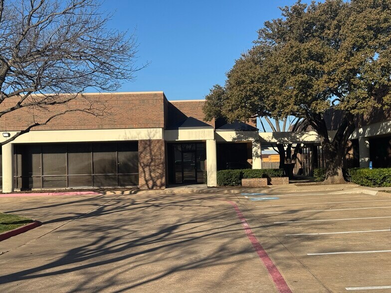 More Photos Of 2033 Chenault Dr, Carrollton Light Manufacturing For Lease