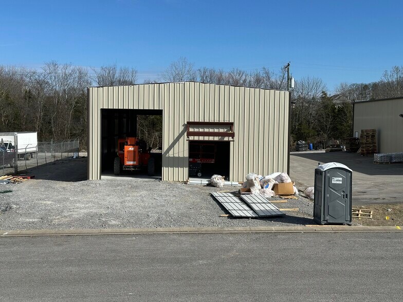 More Photos Of 108 Gingham Dr, La Vergne Warehouse For Lease