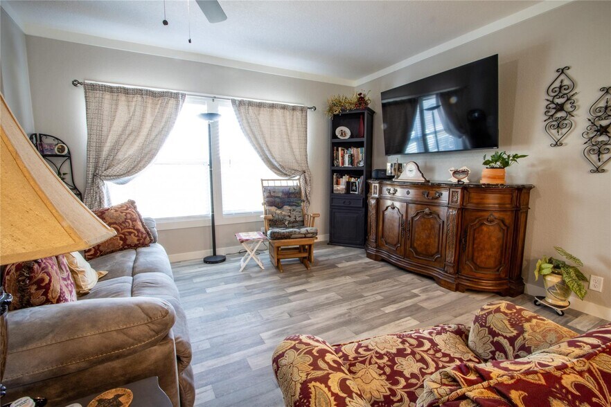 More Photos Of 7206 S FM 51, Boyd Veterinarian Kennel For Sale