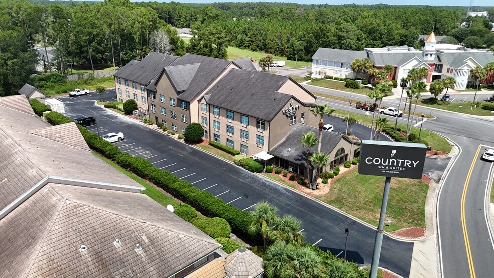 More Photos Of 135 The Lakes Blvd, Kingsland Hotel For Sale