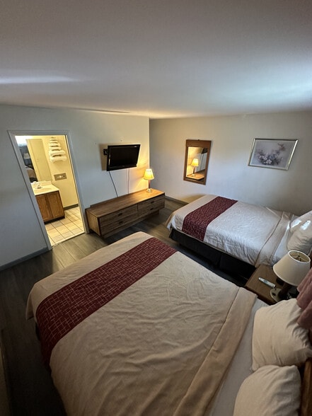 More Photos Of 721 State Route 54 E, Clinton Hotel For Sale