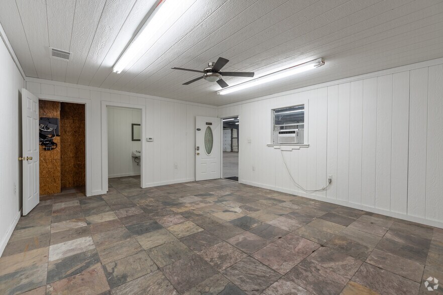 More Photos Of 2463-2517 S Riverside Dr, Fort Worth Manufacturing For Lease