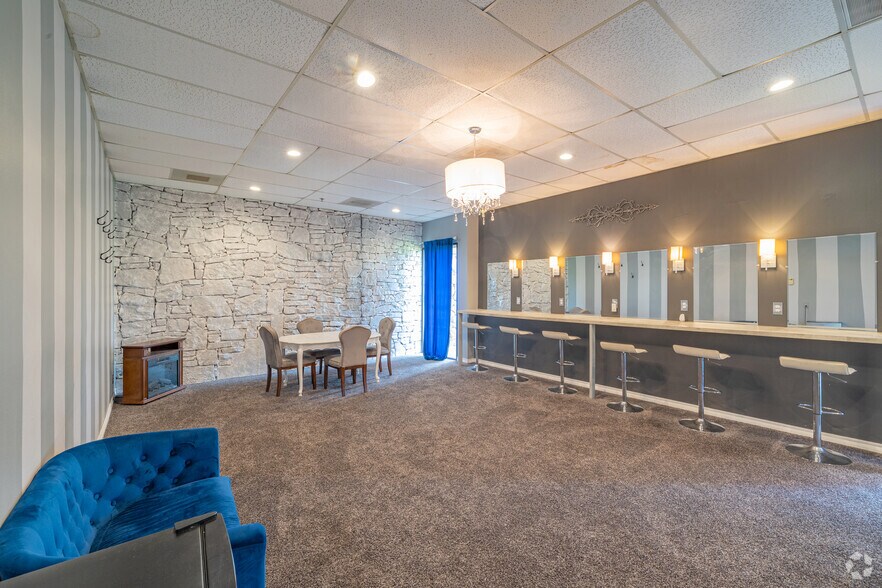 More Photos Of 6009 NW Expressway St, Oklahoma City Specialty For Sale