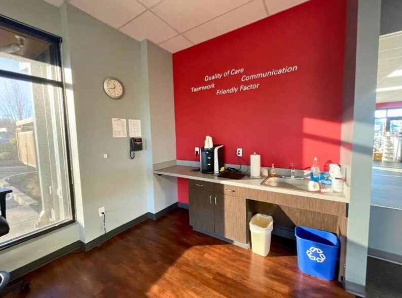 More Photos Of 3165 Commercial St SE, Salem General Retail For Lease