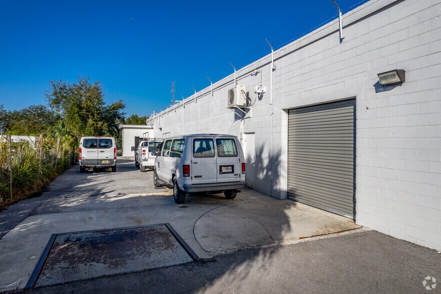 More Photos Of 2442 N 23rd St, Saint Petersburg Light Distribution For Lease