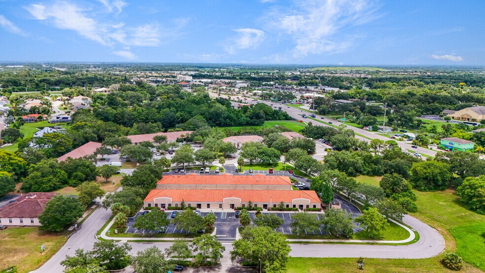 More Photos Of 3911 Golf Park Loop, Bradenton Office For Lease