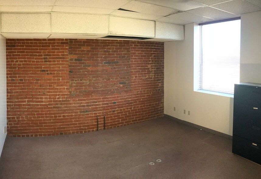 More Photos Of 800-810 E 10th St, Lawrence Flex For Sale