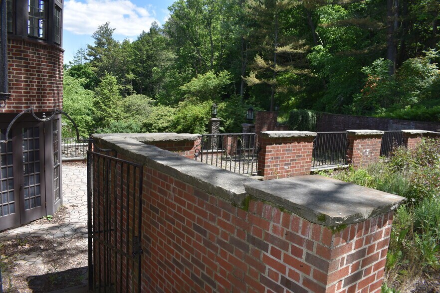 More Photos Of 9 Park Pl, Corning Specialty For Sale