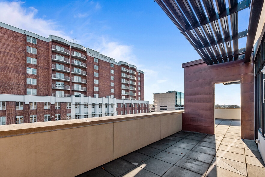 More Photos Of 400 S Old Woodward Ave, Birmingham Apartments For Sale