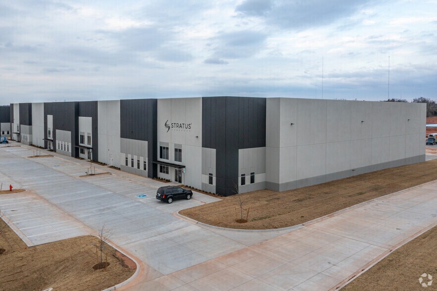 More Photos Of 8801 N I 35 Service Rd, Oklahoma City Distribution For Lease