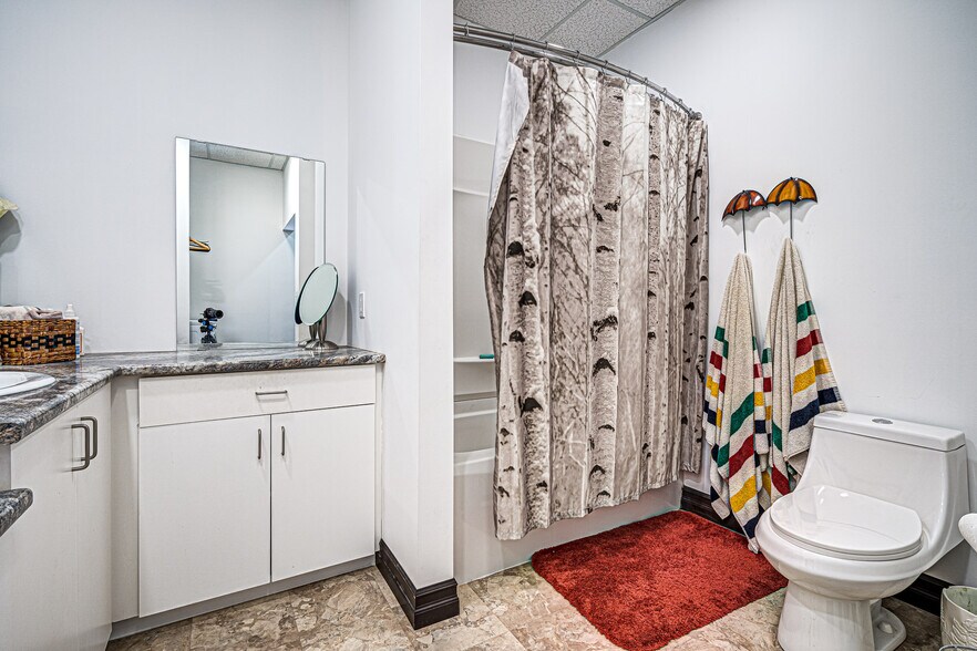 More Photos Of 2602 50 Av, Lloydminster Showroom For Sale