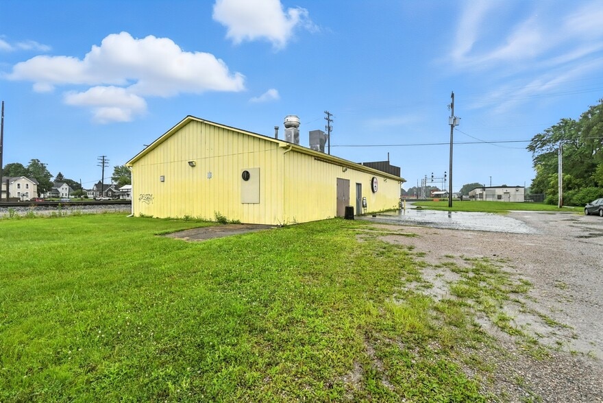 More Photos Of 325 E Center St, Bellevue Restaurant For Sale