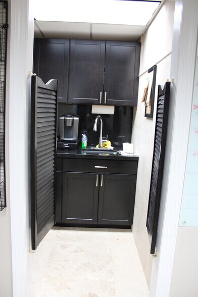 More Photos Of 2731 Vista Pky, West Palm Beach Showroom For Sale