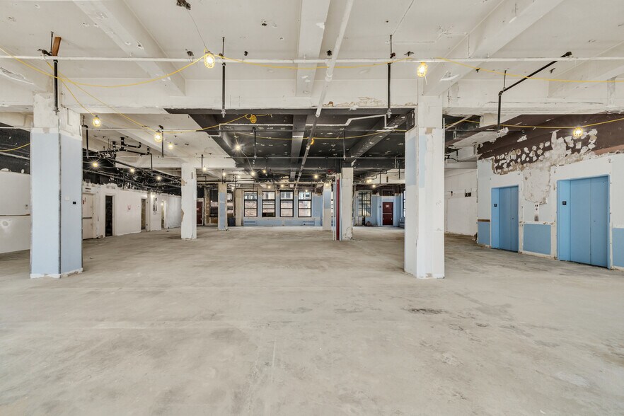 More Photos Of 131 W 35th St, New York Office For Sale
